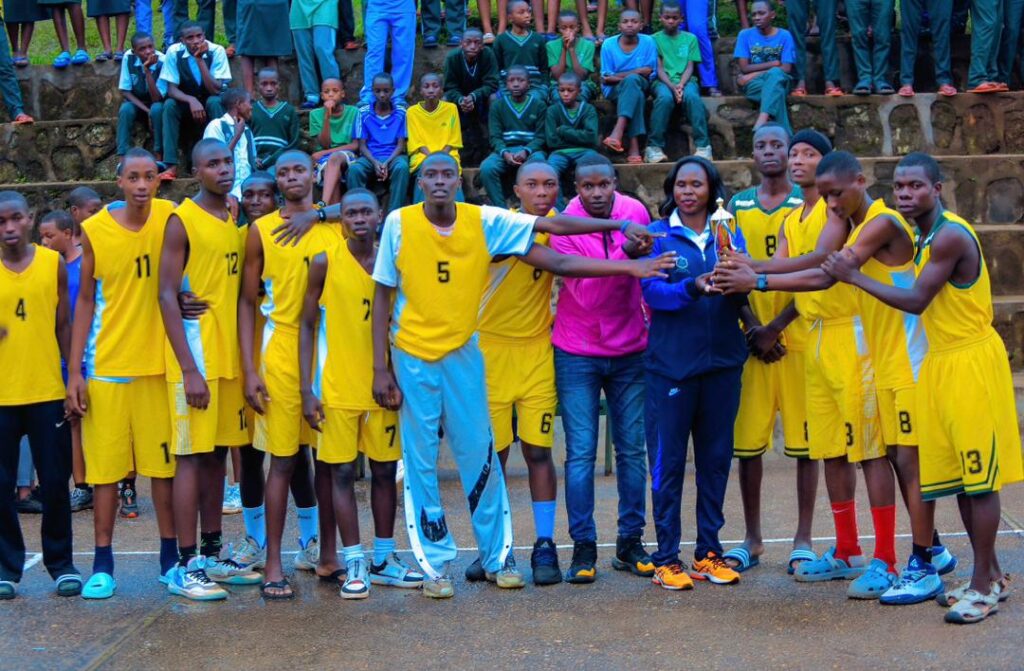 G.S St Paul Muko yanikiye andi makipe yibikaho ibikombe bibiri