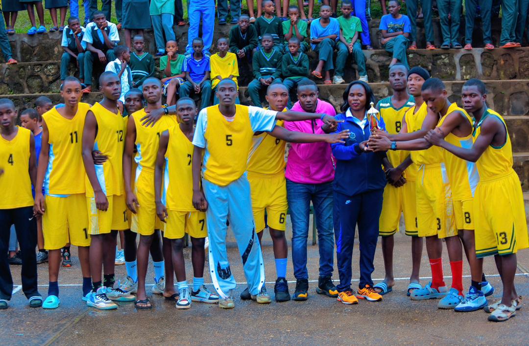G.S St Paul Muko yanikiye andi makipe yibikaho ibikombe bibiri